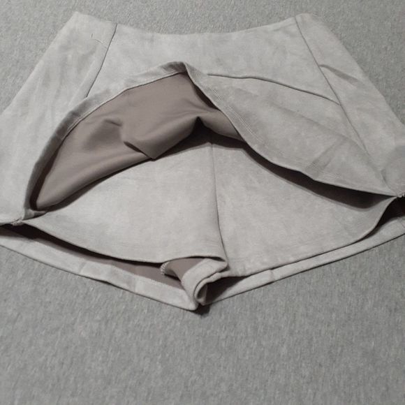 READ LF Seek the Label Gray Faux Suede Skort/Mini Skirt Medium NWT - Picture 5 of 10